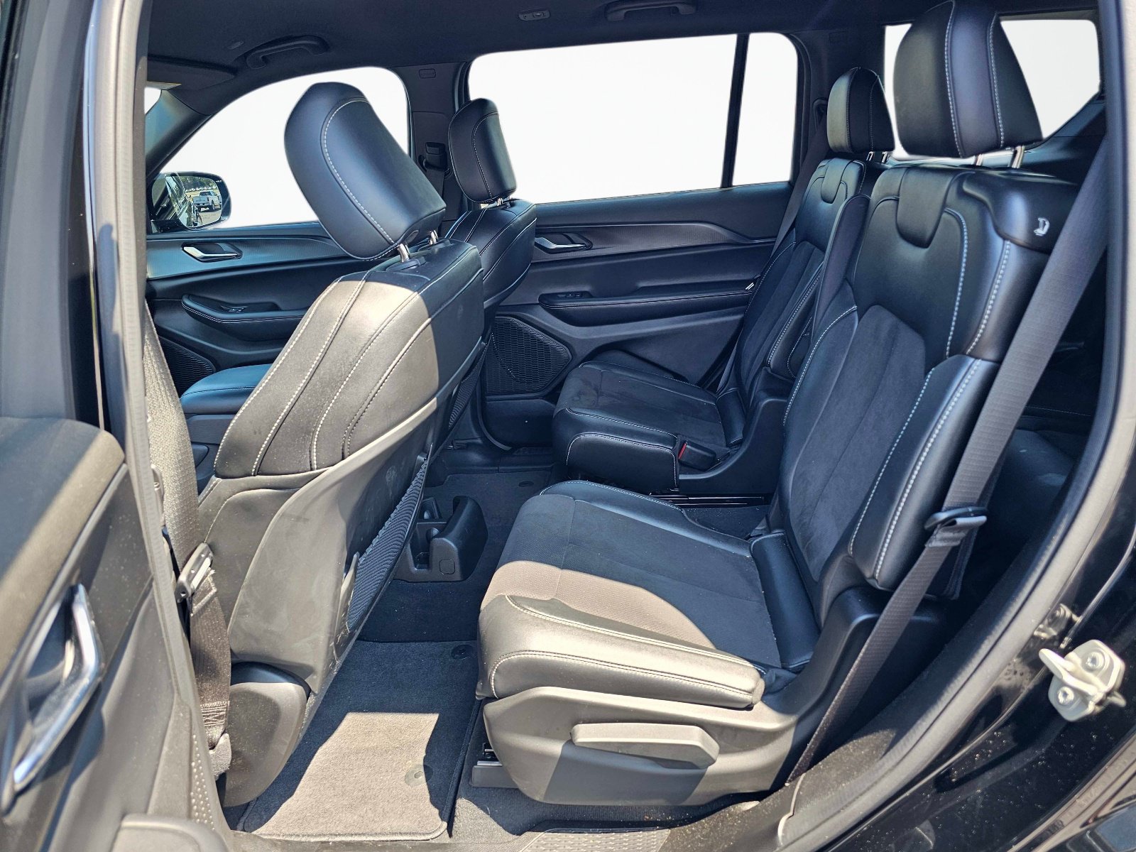 Used 2024 Jeep Grand Cherokee L Laredo RWD image 30
