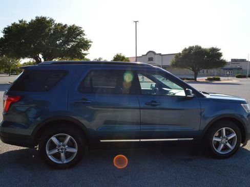 Used 2018 Ford Explorer XLT w/ Equipment Group 202A FWD image 7