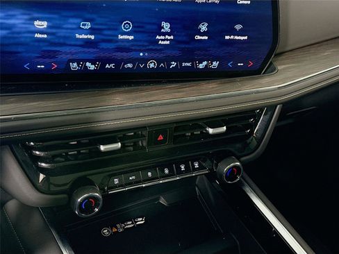 Used 2025 Chevrolet Tahoe Premier AWD/4WD image 10