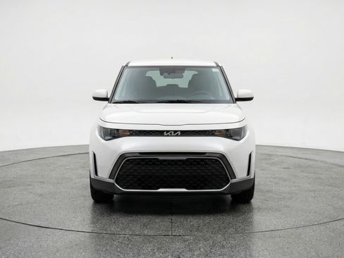 Used 2025 Kia Soul LX w/ LX Technology Package FWD image 2