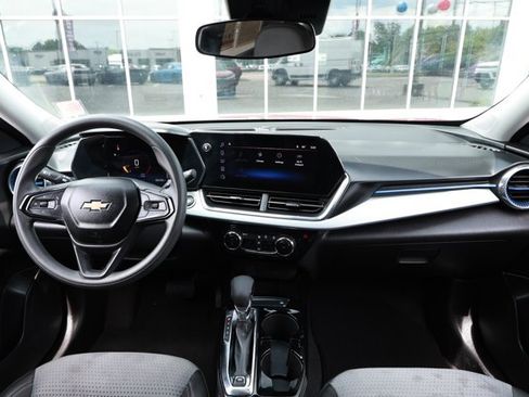 Used 2025 Chevrolet Trax LT FWD image 29