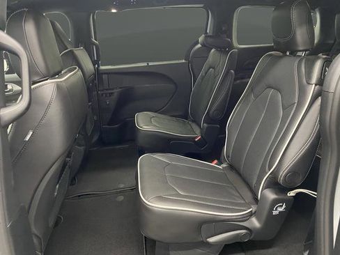 New 2026 Chrysler Pacifica Limited w/ S Appearance Package AWD/4WD image 32