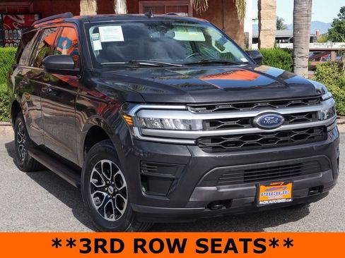 Used 2022 Ford Expedition XLT image 2