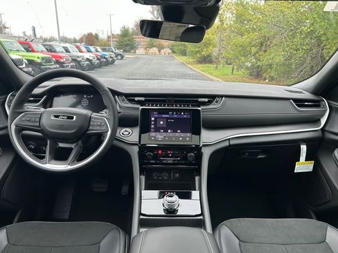 New 2025 Jeep Grand Cherokee L Altitude image 9