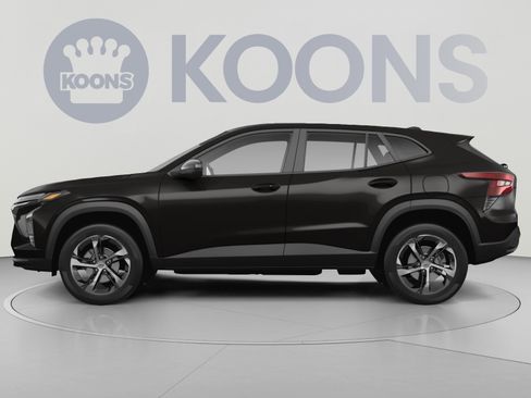 Used 2025 Chevrolet Trax RS w/ Sunroof Package FWD image 2