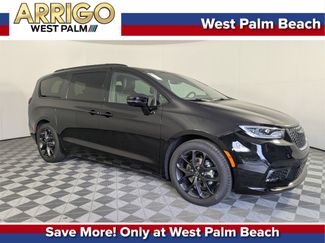 New 2025 Chrysler Pacifica Limited image 1