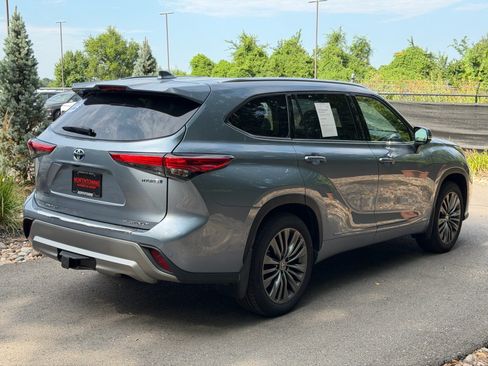 Used 2022 Toyota Highlander Platinum AWD/4WD image 5