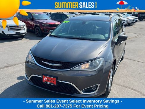 Used 2017 Chrysler Pacifica Touring-L FWD image 2