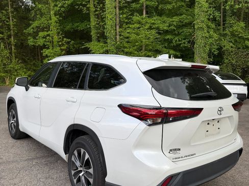 Used 2023 Toyota Highlander XLE image 4