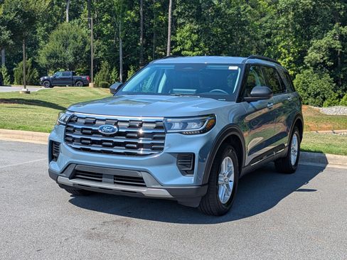 Used 2025 Ford Explorer Active AWD/4WD image 6