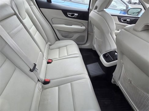 Used 2022 Volvo S60 T8 Inscription image 6