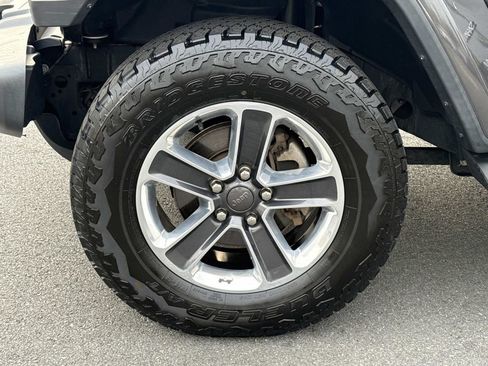 Used 2018 Jeep Wrangler Unlimited Sahara AWD/4WD image 8