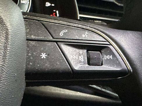 Used 2022 Audi Q8 Premium image 28