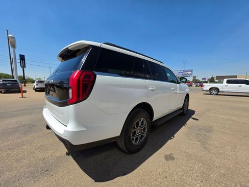 Used 2025 Ford Expedition Active AWD/4WD image 3