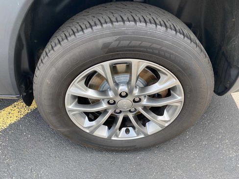Used 2019 Jeep Cherokee Latitude Plus AWD/4WD image 40