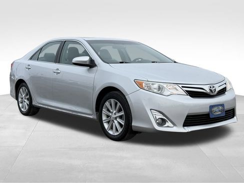 Used 2014 Toyota Camry XLE image 9