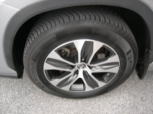 Used 2022 Toyota Highlander XLE image 6