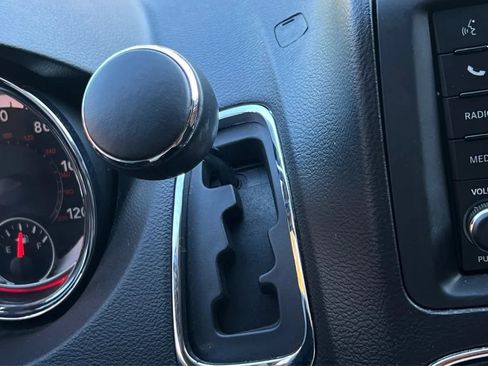 Used 2019 Dodge Grand Caravan SE w/ UConnect Hands-Free Group FWD image 33