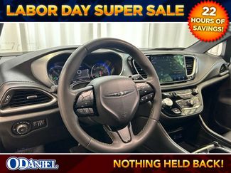 Used 2025 Chrysler Pacifica Limited FWD video 3