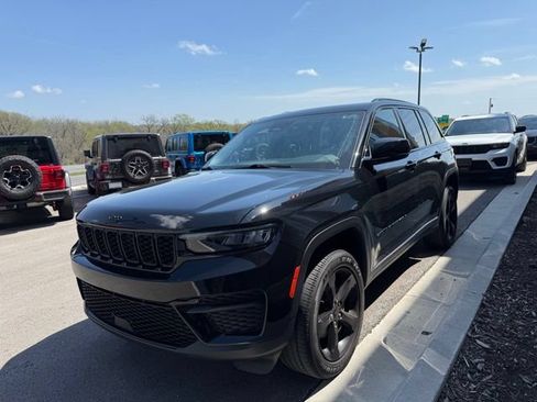Used 2023 Jeep Grand Cherokee Altitude AWD/4WD image 6