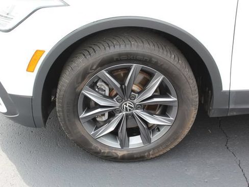 Used 2022 Volkswagen Tiguan SE AWD/4WD image 11