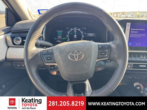 Used 2025 Toyota Camry XLE image 17
