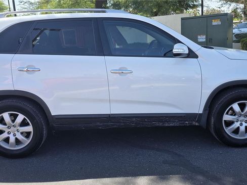 Used 2013 Kia Sorento LX w/ Convenience Pkg FWD image 4