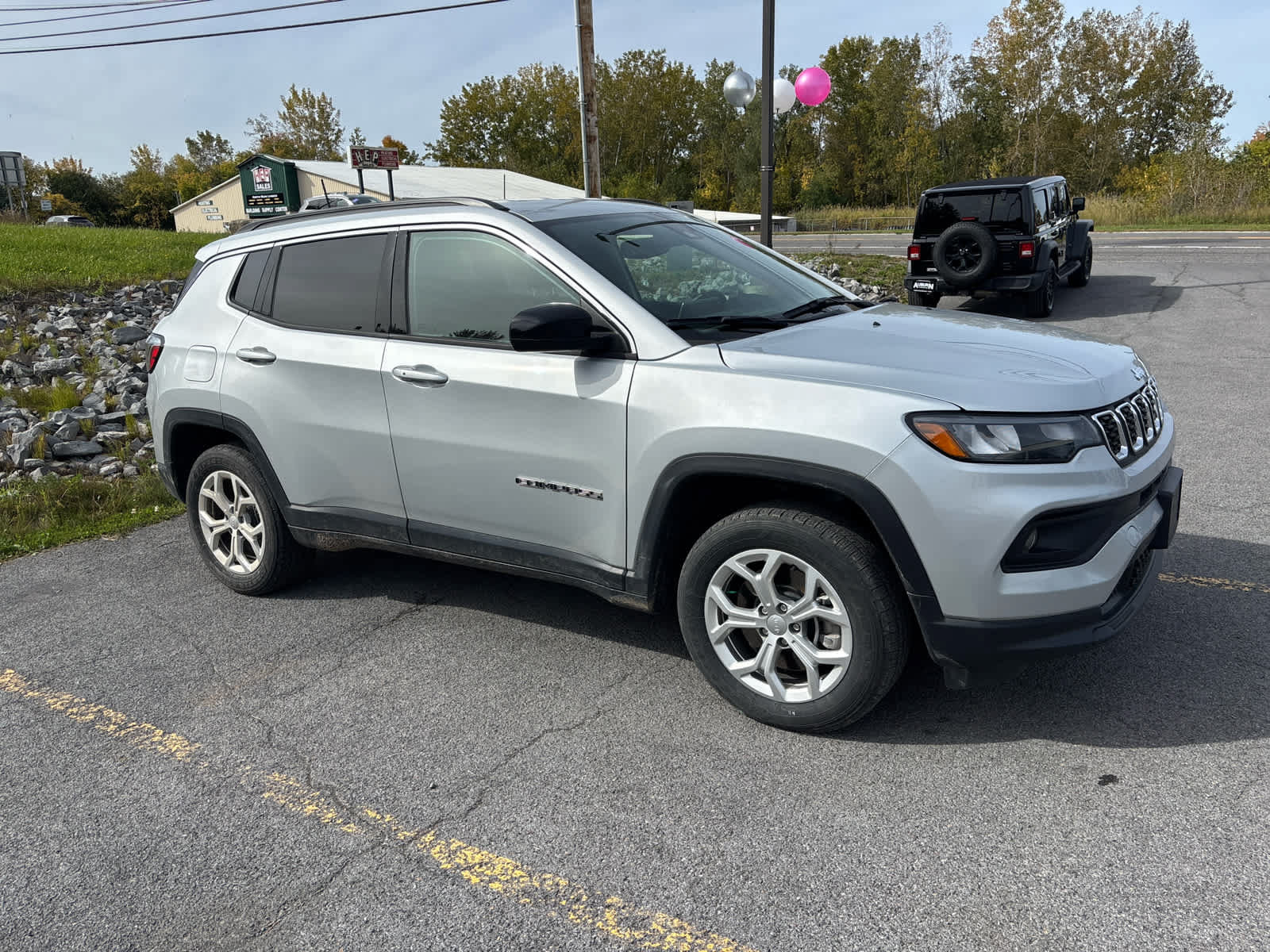 Used 2024 Jeep Compass Latitude w/ Convenience Group AWD/4WD image 3