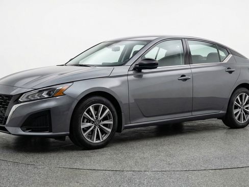 Used 2025 Nissan Altima 2.5 SV FWD image 3