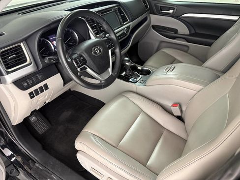 Used 2019 Toyota Highlander XLE AWD/4WD image 49
