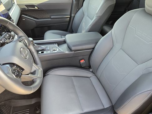 Used 2025 Lexus GX 550 w/ Accessory Package (2T) image 18