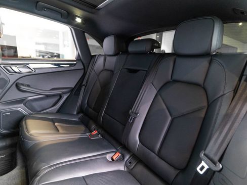 Certified 2026 Porsche Macan AWD/4WD image 34