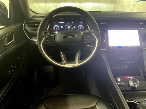 Used 2024 Jeep Grand Cherokee Limited image 17