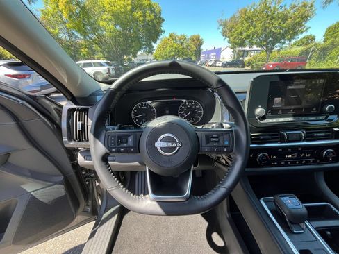 Used 2025 Nissan Pathfinder SV FWD image 35