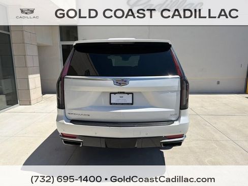 Used 2023 Cadillac Escalade Premium Luxury AWD/4WD image 3