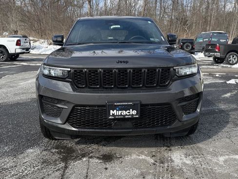 Used 2023 Jeep Grand Cherokee Altitude image 3