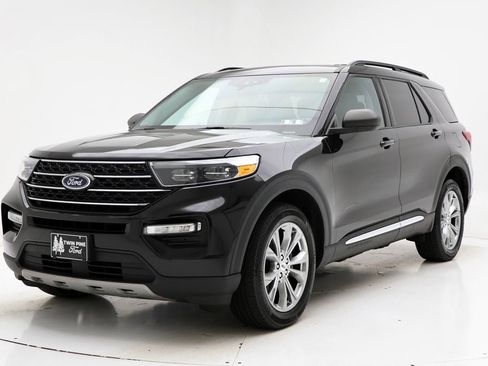 Used 2022 Ford Explorer XLT w/ Equipment Group 202A image 2