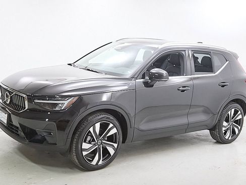 Used 2023 Volvo XC40 B5 Plus w/ Driver Assist Package image 6