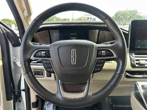 Used 2021 Lincoln Navigator Reserve w/ Luxury Package RWD image 11