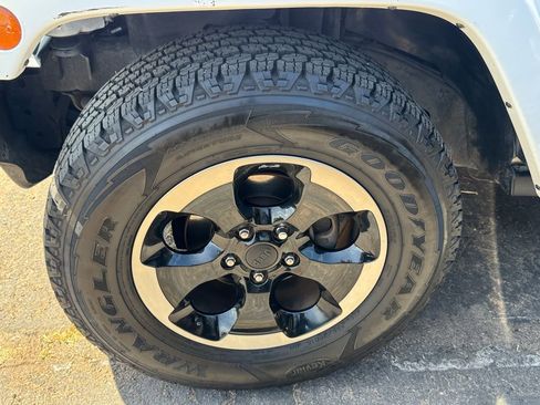 Used 2014 Jeep Wrangler Sahara AWD/4WD image 10