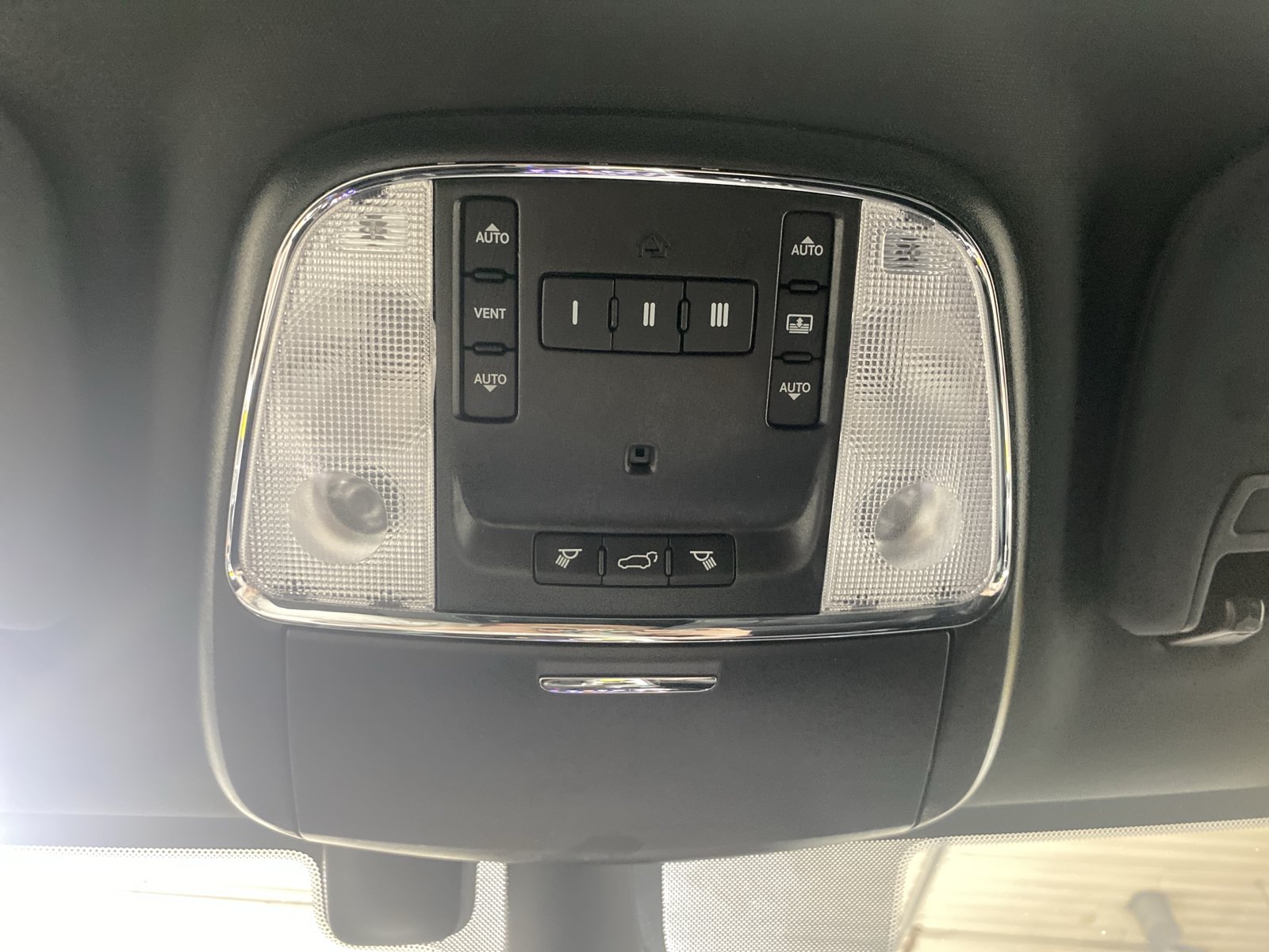 Used 2019 Jeep Grand Cherokee Overland AWD/4WD image 21