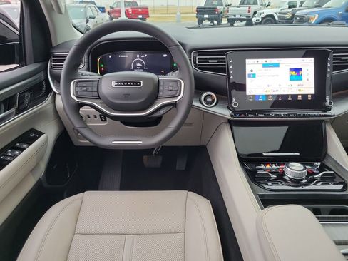 Used 2023 Jeep Wagoneer Series III w/ Premium Group I image 12