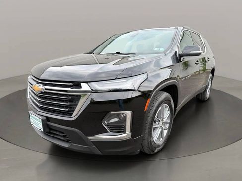 Used 2022 Chevrolet Traverse LT FWD image 2