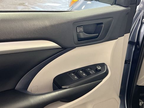 Used 2019 Toyota Highlander Plus AWD/4WD image 16