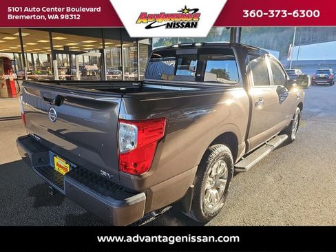 Used 2017 Nissan Titan SV image 5