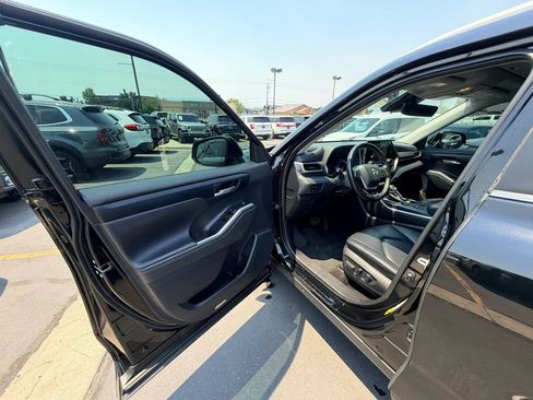 Used 2023 Toyota Highlander XLE AWD/4WD image 10