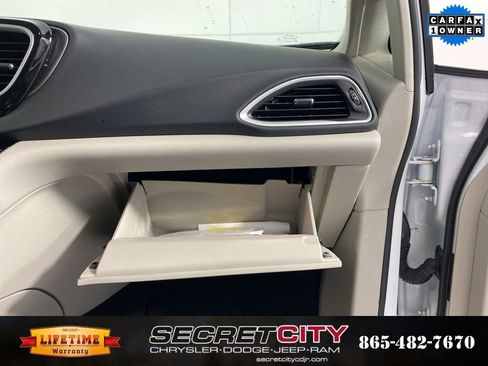 Used 2024 Chrysler Pacifica Touring-L image 32