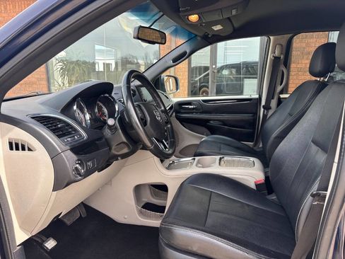 Used 2017 Dodge Grand Caravan SXT image 10