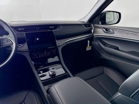 New 2025 Jeep Grand Cherokee L Limited image 28