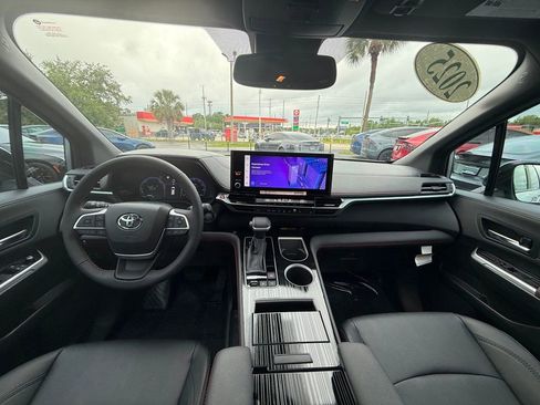 Used 2025 Toyota Sienna XSE image 20